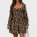 Vestido encantador com padrão de leopardo