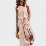 Vestido leve, largo, sem mangas com decote redondo