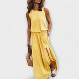 Vestido leve, largo, sem mangas com decote redondo