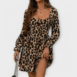 Vestido encantador com padrão de leopardo