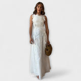 Éliora – Vestido Maxi com Padrão de Renda Floral e Cintos Ajustáveis