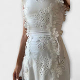 Éliora – Vestido Maxi com Padrão de Renda Floral e Cintos Ajustáveis