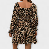 Vestido encantador com padrão de leopardo