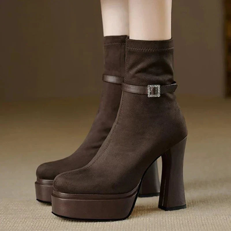 Janete - Botas de Plataforma Luxuosas com Conforto e Estilo em Cada Passo