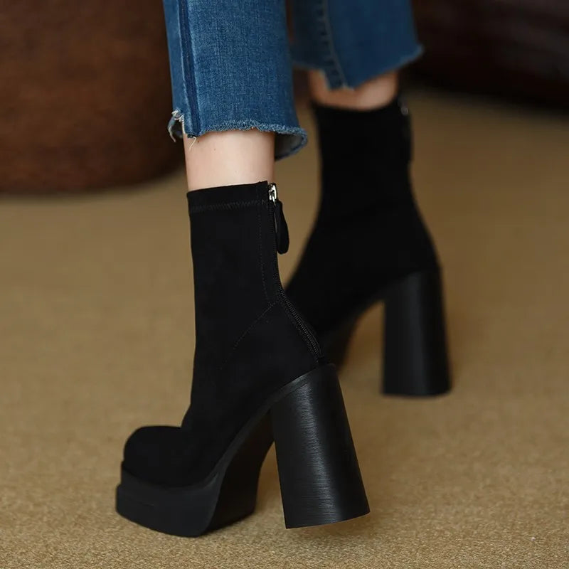 Olga - Botas com estilo moderno e o conforto do camurça