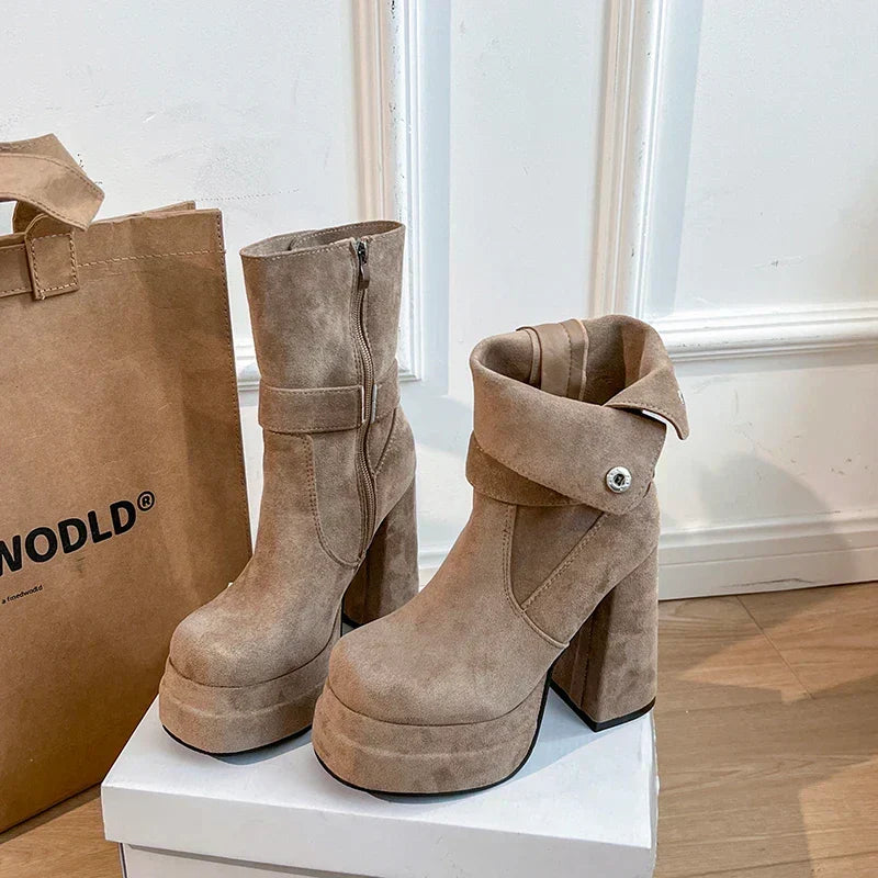 Amália - Botas Urbanas com Personalidade e Auto-confiança
