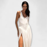Vestido Maxi drapeado com saia escultural e fenda lateral