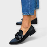 Zínnia – Loafer com padrão de pele de cobra e detalhe de laço