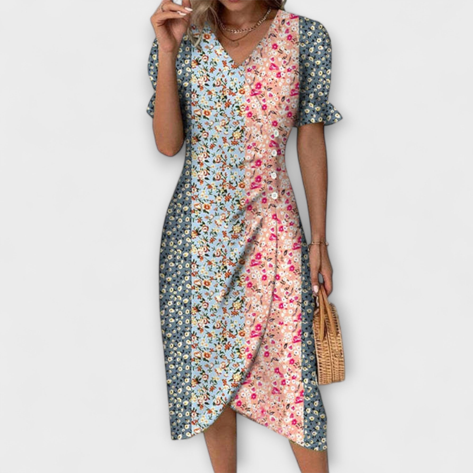 Ada | Vestido envolvente com estampa de flores e decote em V