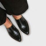 Junia – Sapatos Loafer Pretos com Ponta Fina