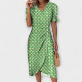 Ada | Vestido envolvente com estampa de flores e decote em V
